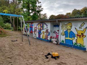 Bunte Graffiti-Mauern und -Tore im Garten des Kinderhauses Blauer Elefant in Bad Oldesloe
