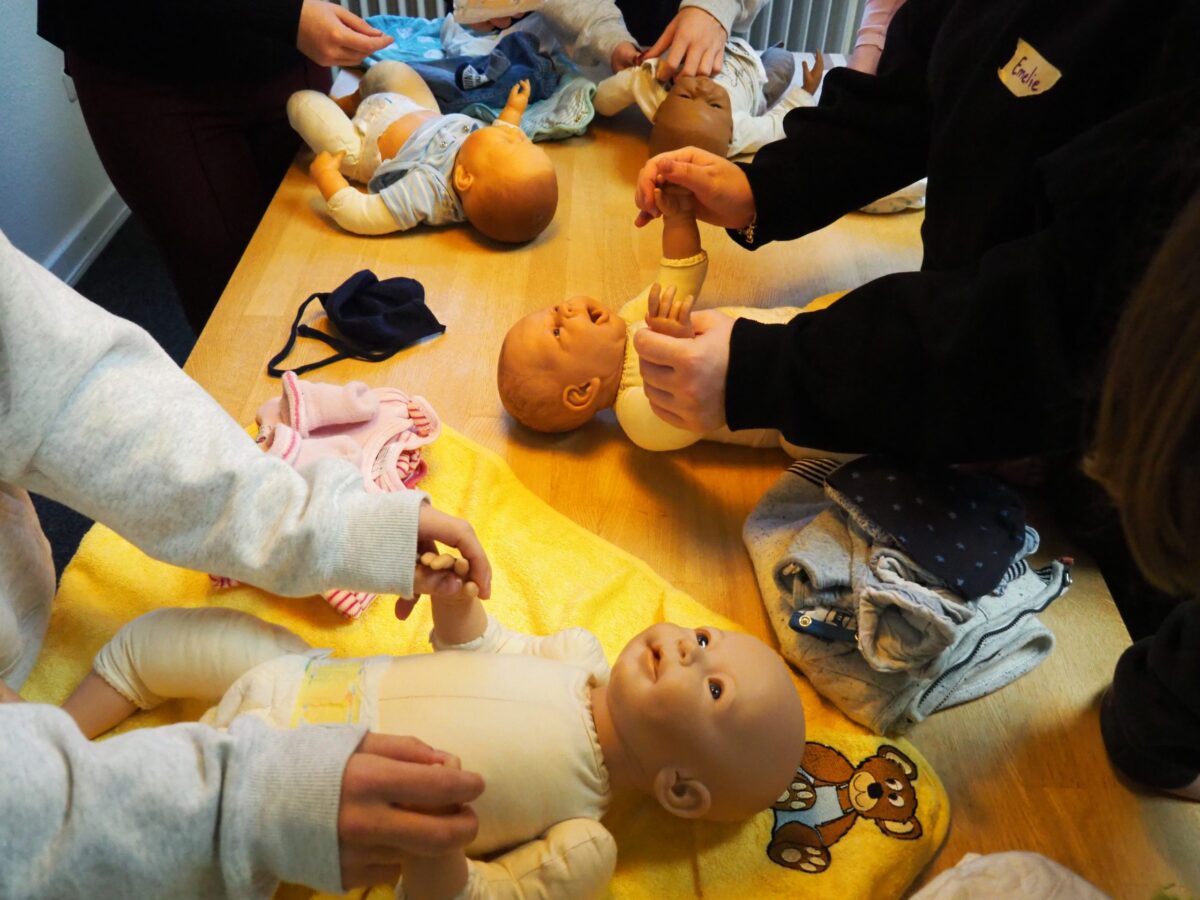 Babysitter-Ausbildung-Babypuppen-werden-gewickelt Babypuppen werden bei der Babysitter-Ausbildung gewickelt