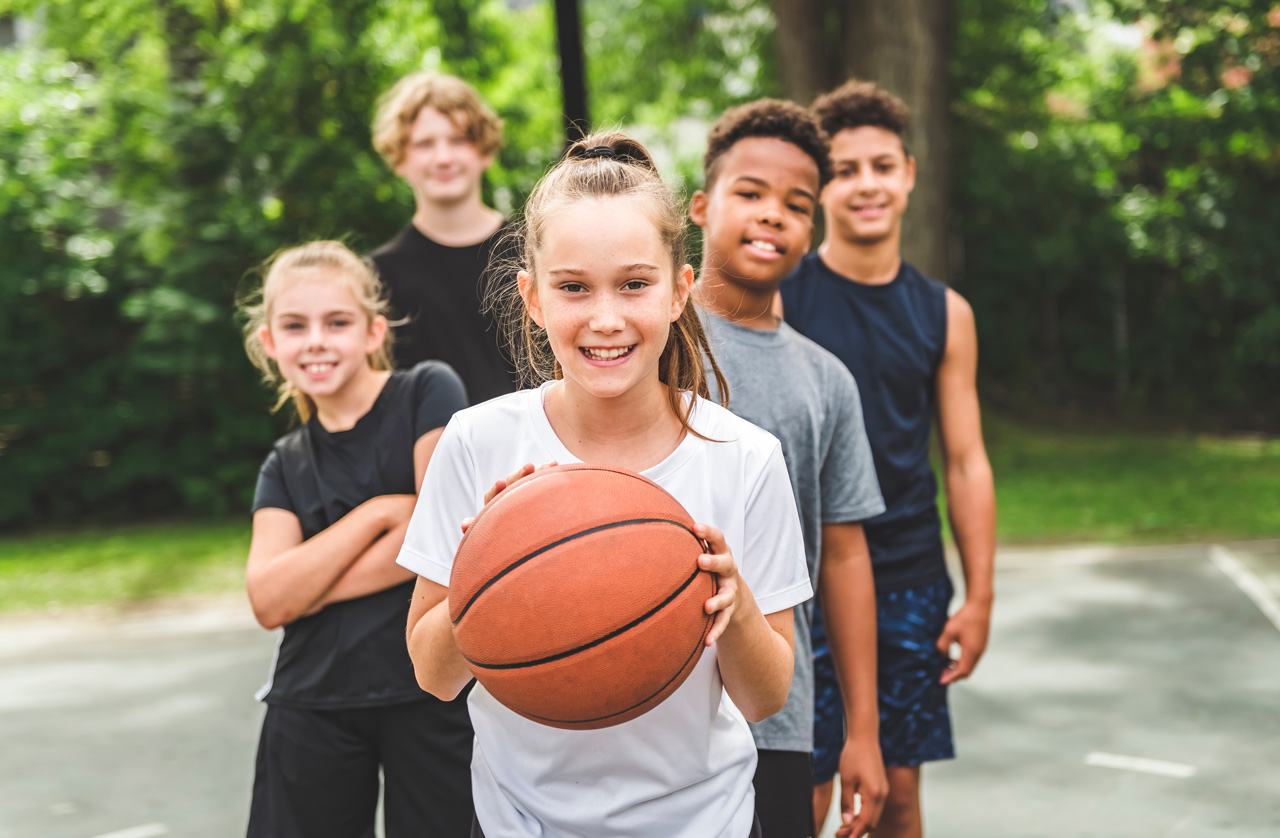 eine Kindergruppe mit Basketball
