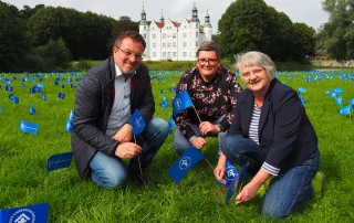 Geschäftsführung des Kinderschutzbundes und Carsten Reichentrog vor dem Schloss Ahrensburg